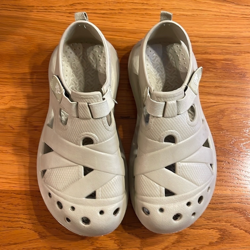 Men’s 8-9 and women’s 10-11 soft plastic clogs Gekko’s gray with Velcro close